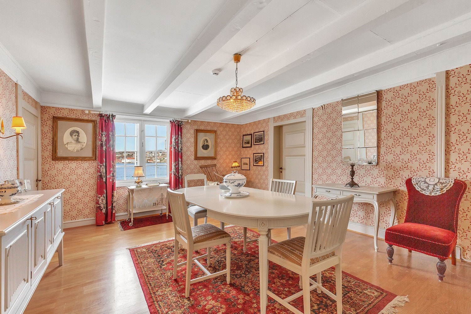 Koselig spisestue i 2. etasje. Galleribilde