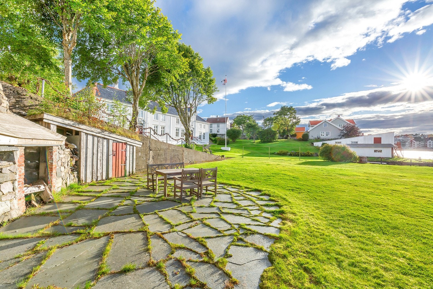 I hagen på sjøsiden en fin sommerkveld. Galleribilde