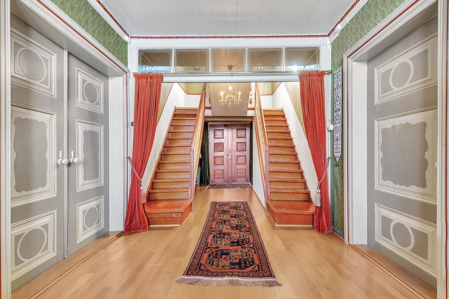 Hovedinngangen. Her har gjester kommet og gått i snart 240 år. Galleribilde