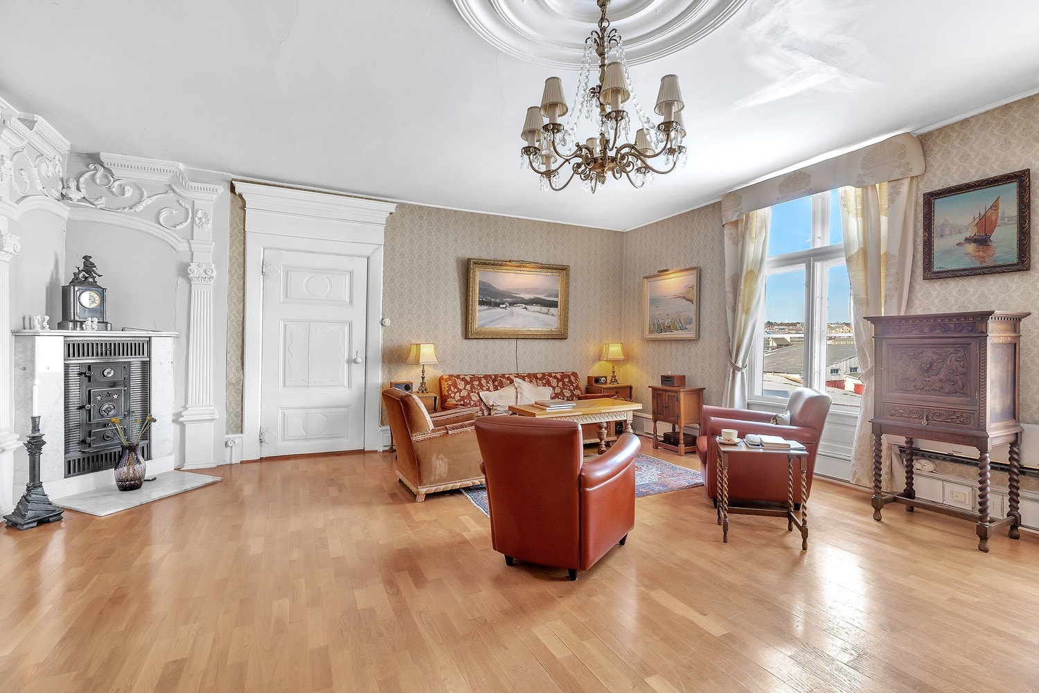 En av stuene i 1. etasje. Galleribilde