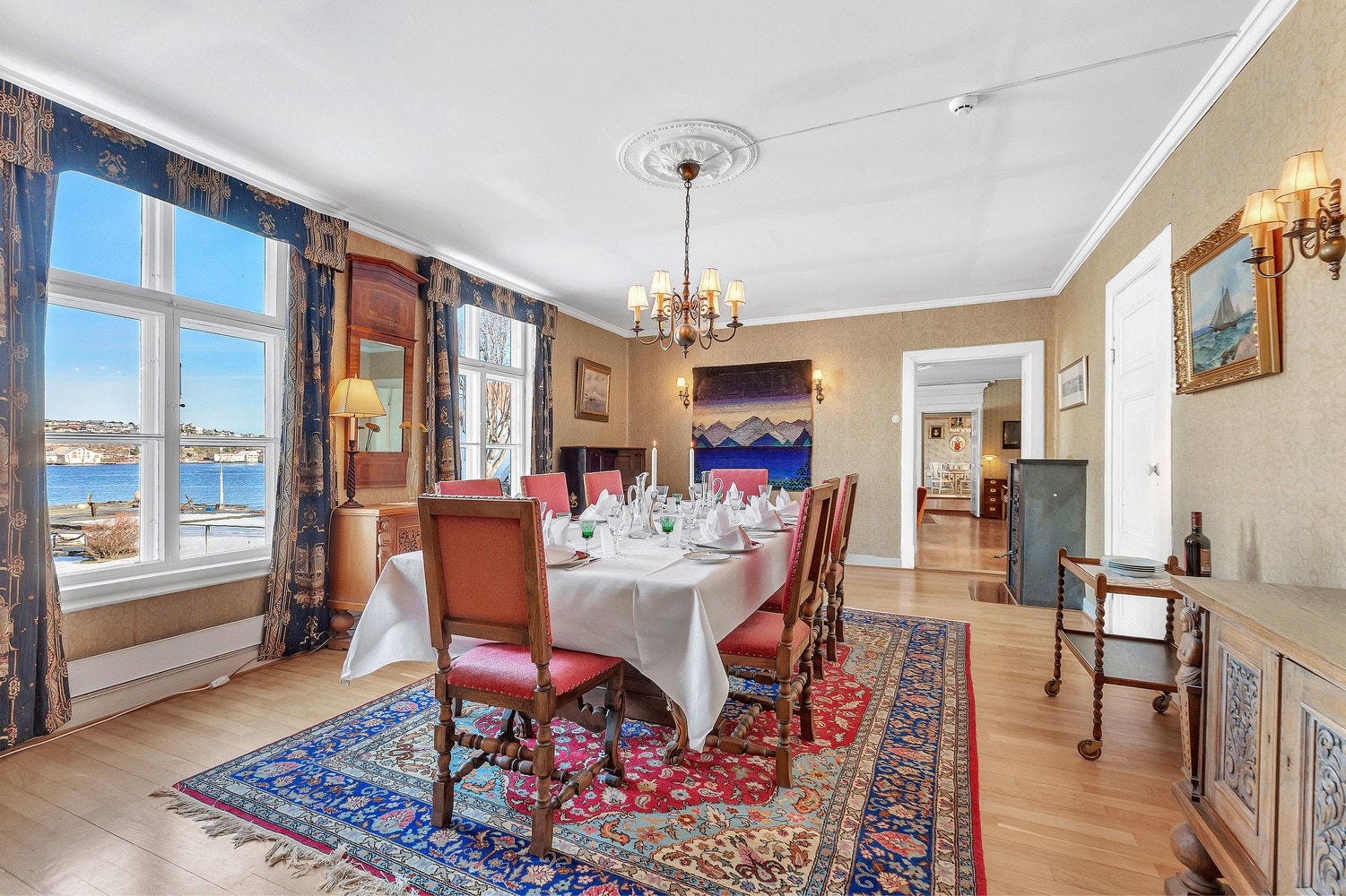 Fra spisestuen i 1. etasje med plass til 22 personer. Galleribilde