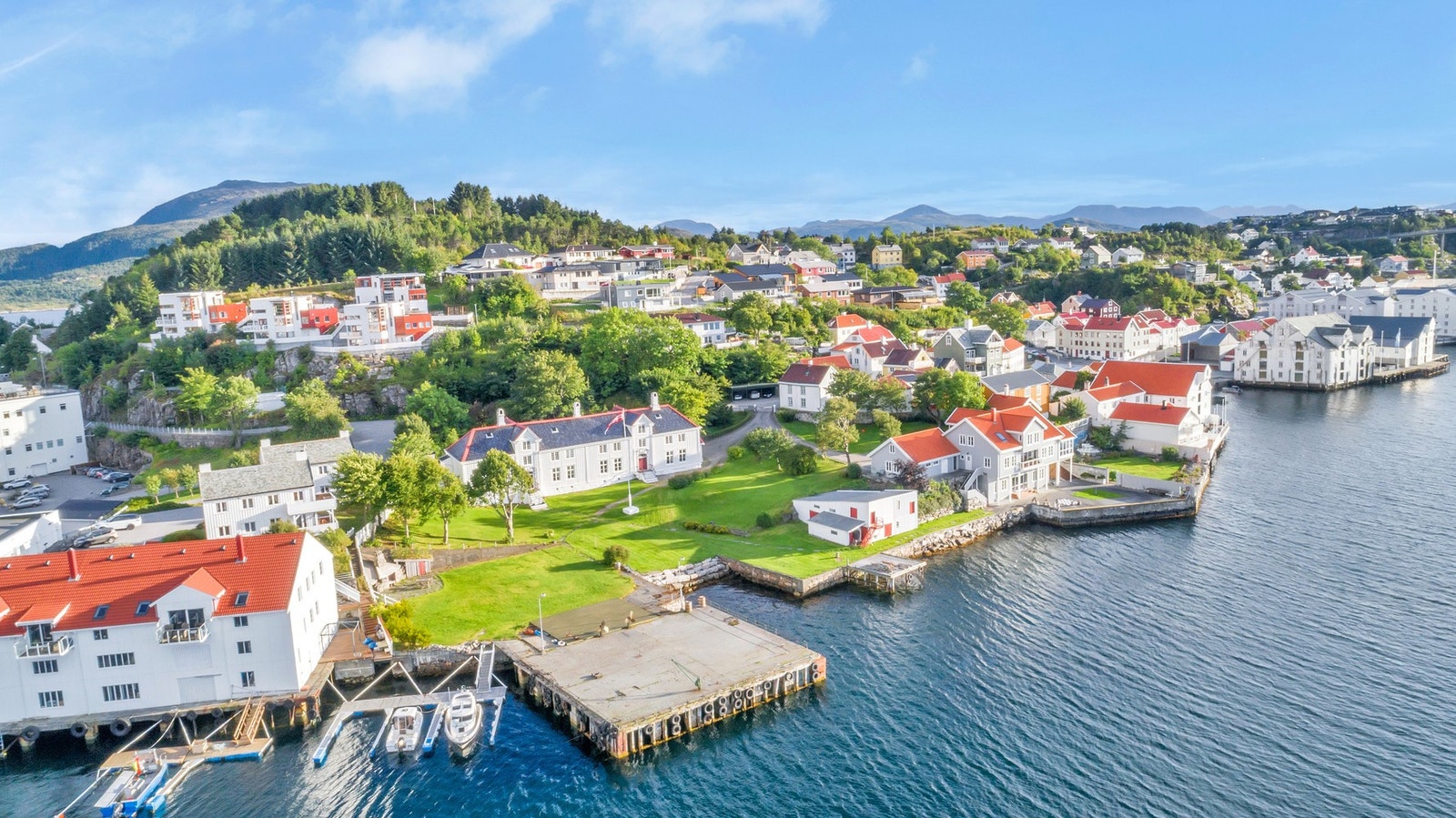 Hagen mot nord med flytebrygger og kai for større båter. Galleribilde