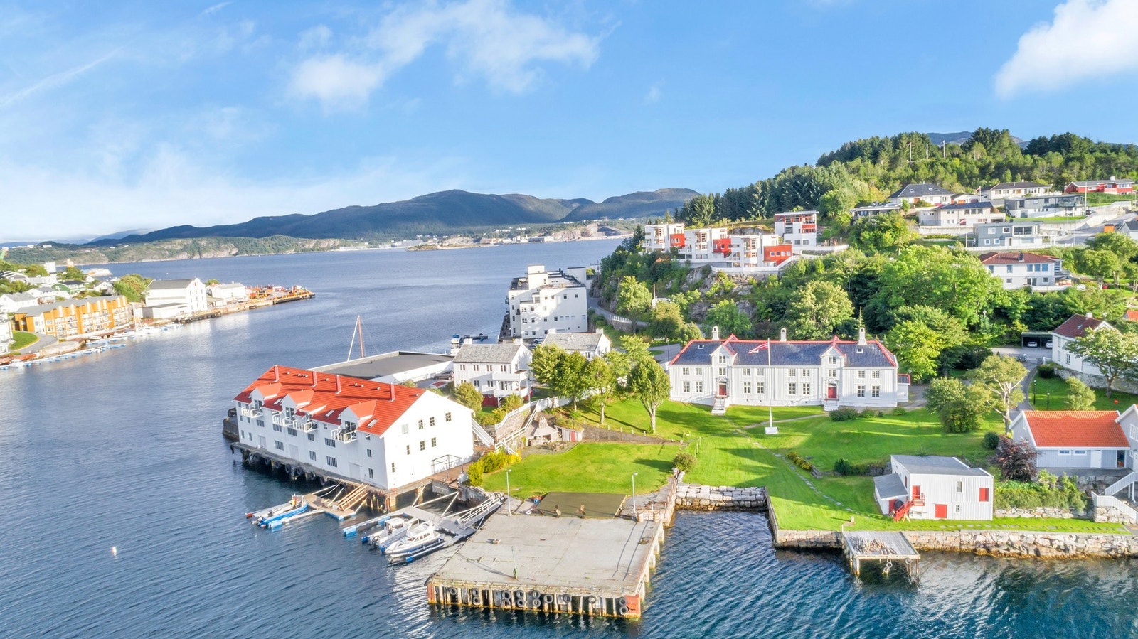 Markussundet til venstre på bildet. Galleribilde