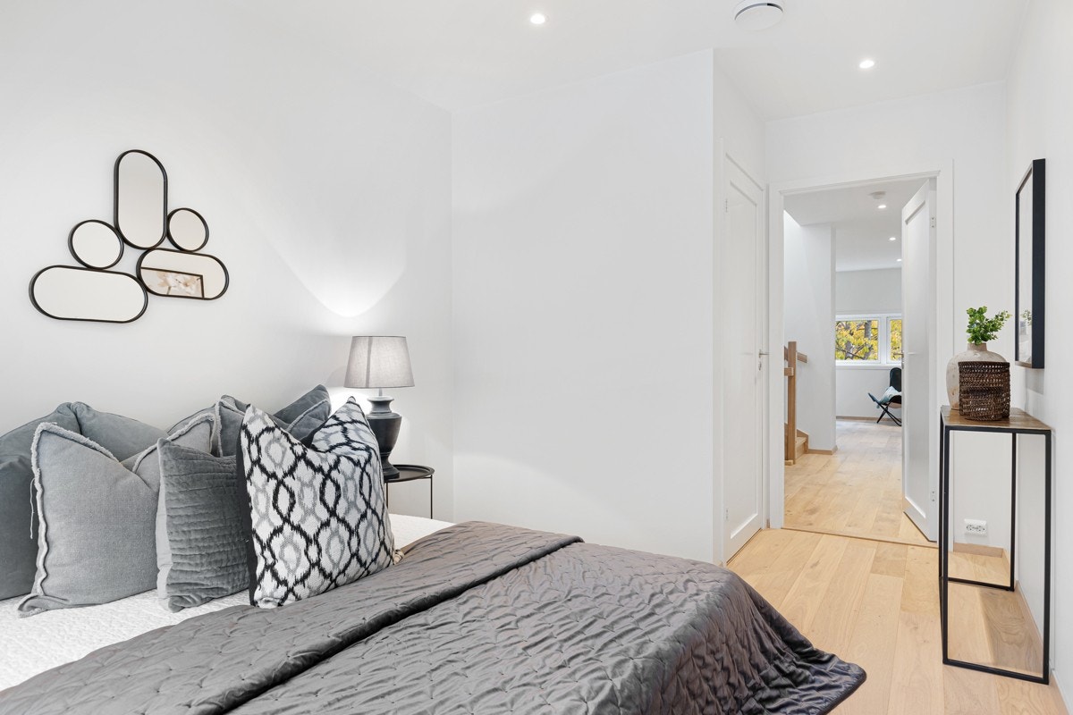 Direkte inngang til bod som kan gjøres til walk-in-garderobe, i tillegg er det plass til garderobeinnredning i soverommet. Galleribilde