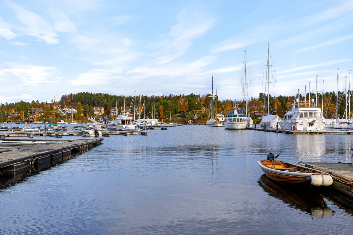 Eiendommen ligger idyllisk til i maritime omgivelser på Nesbukta/Holmen med umiddelbar nærhet til fjord og strand. Galleribilde