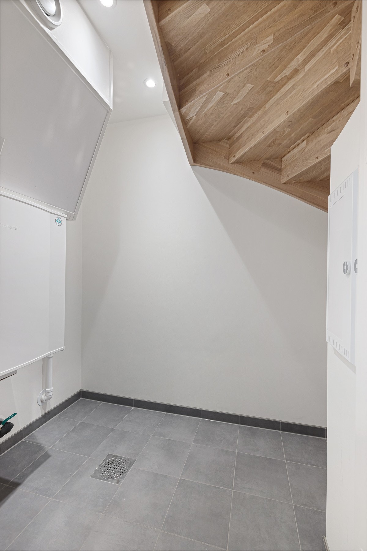 Vaskerom/bod i 1. etasje med opplegg til vaskemaskin/tørk. Galleribilde