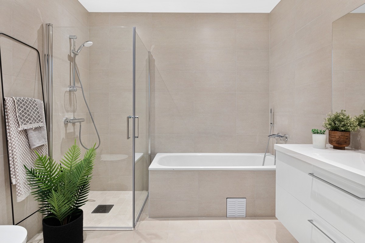 Hovedbad i 2. etasje med delikate fliser og moderne innredning. Galleribilde