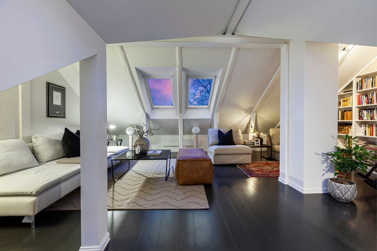 Loftsetasjen er i dag innredet med en fastmontert bokhyller i den ene enden og som en flott loftstue i andre enden Galleribilde