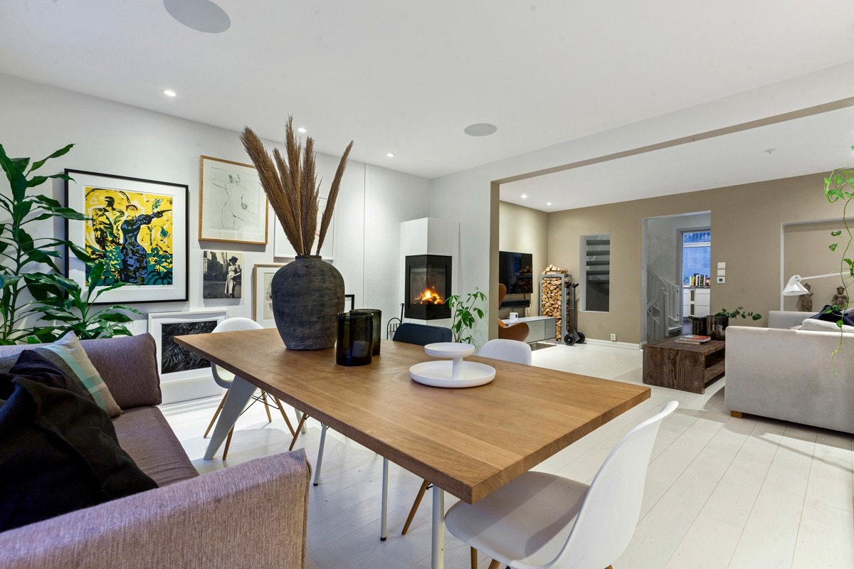 Stue og spisestue ligger i en åpen og funksjonell løsning. Stuen har en moderne peis fra Nordpeis Galleribilde