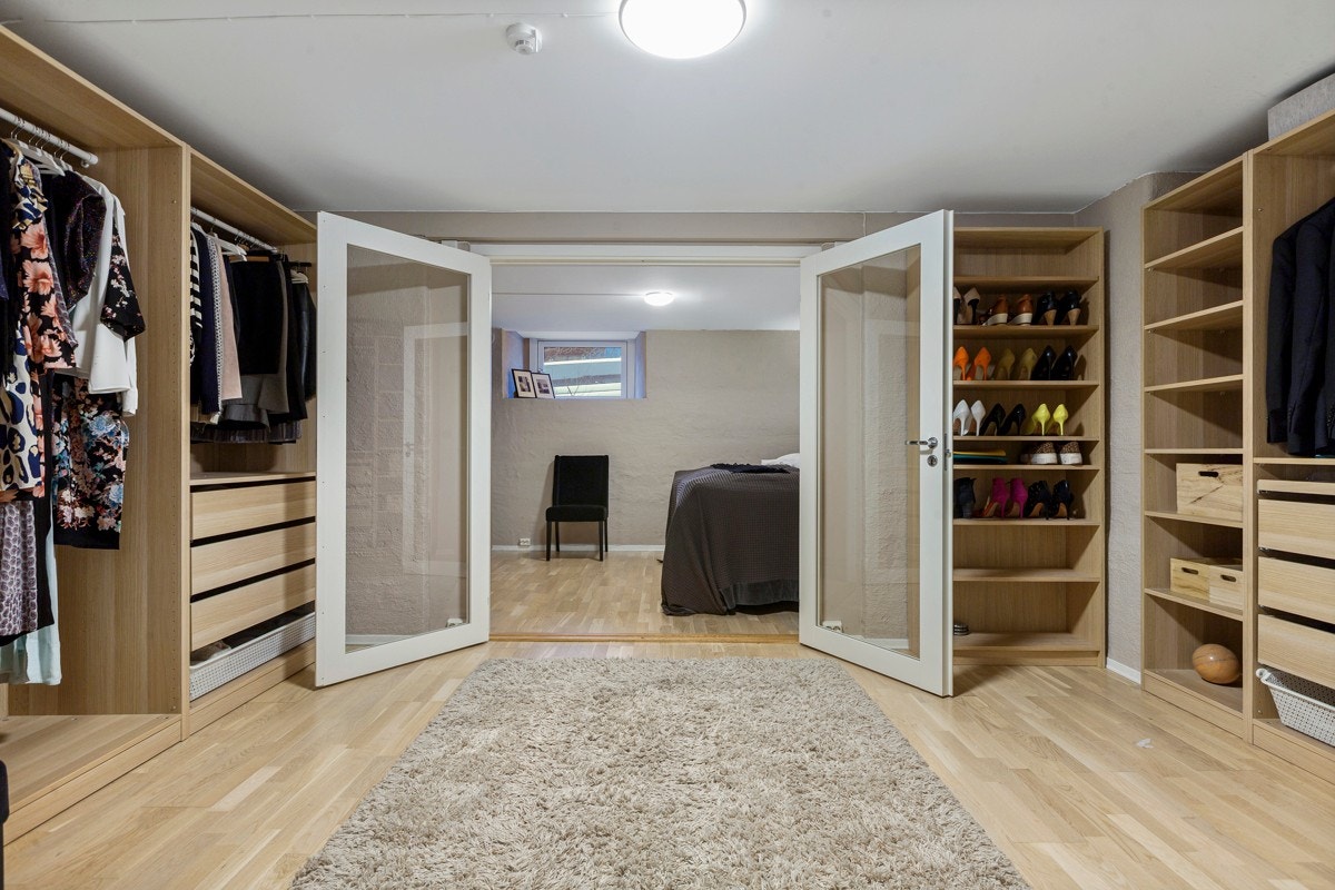 Underetasjen er idag innredet med en stor garderobe før man går inn til soverommet Galleribilde
