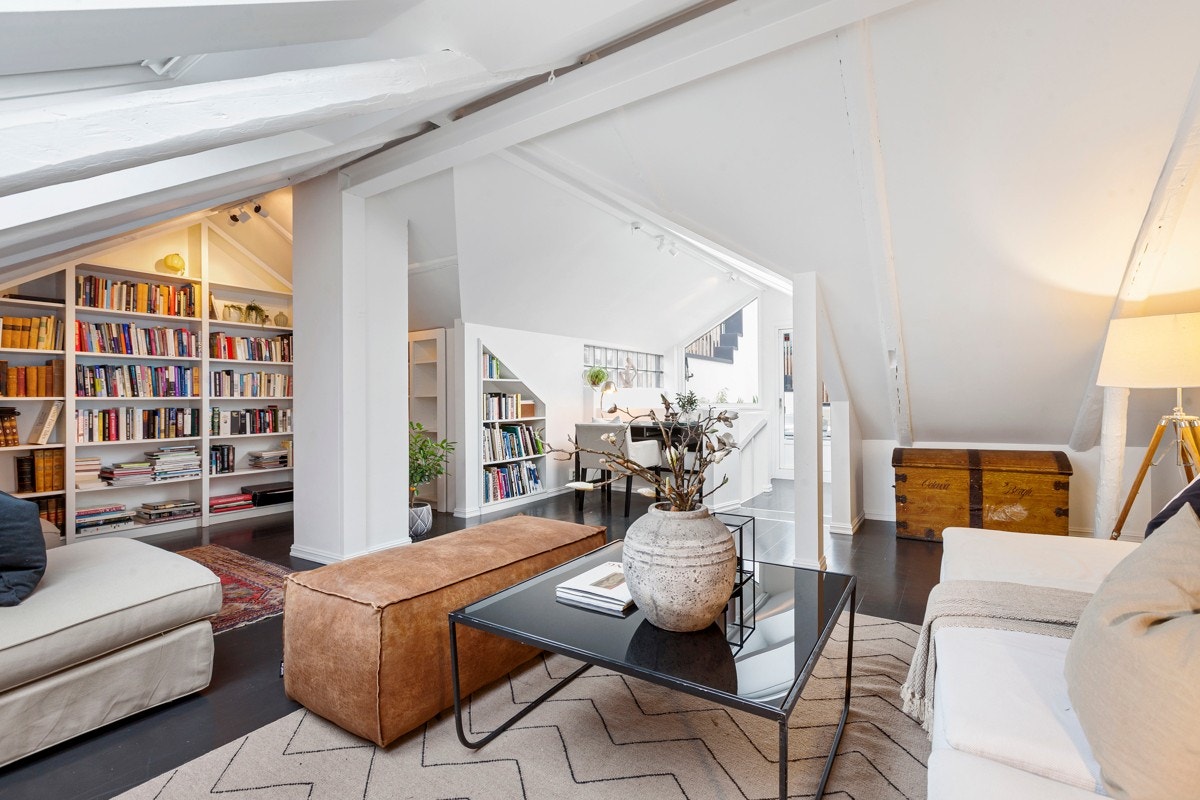 Loftsetasjen er i dag innredet med en fastmontert bokhyller i den ene enden og som en flott loftstue i andre enden Galleribilde