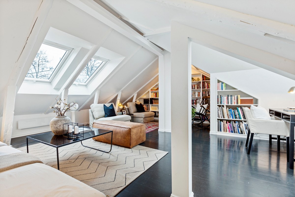 Rommet har store takvinduer som gir en luftig og lys atmosfære Galleribilde