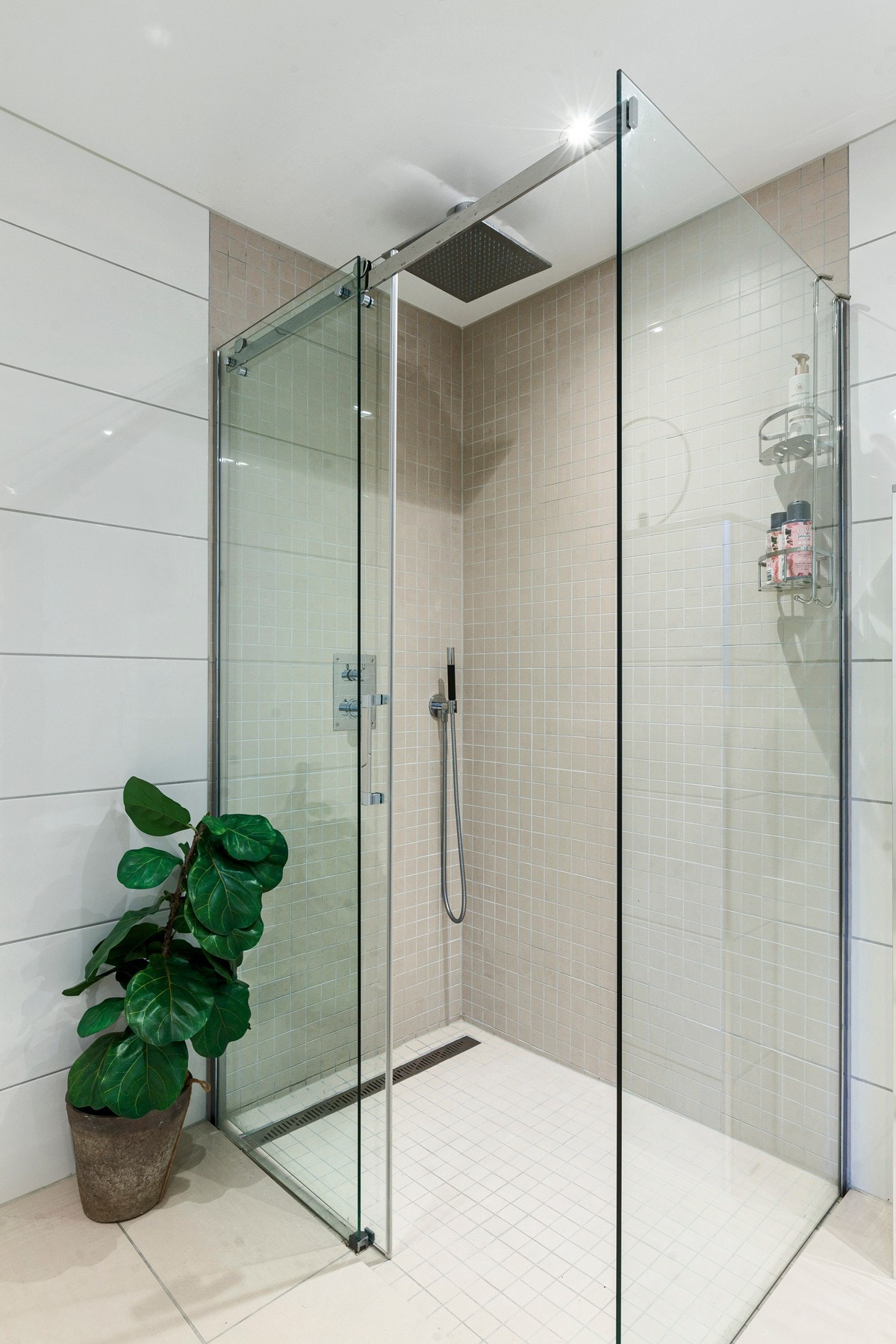 Her er det dusjhjørne med to faste felt og skyvedørsfront i herdet glass, hånddusj/ integrert regnfallsdusj Galleribilde