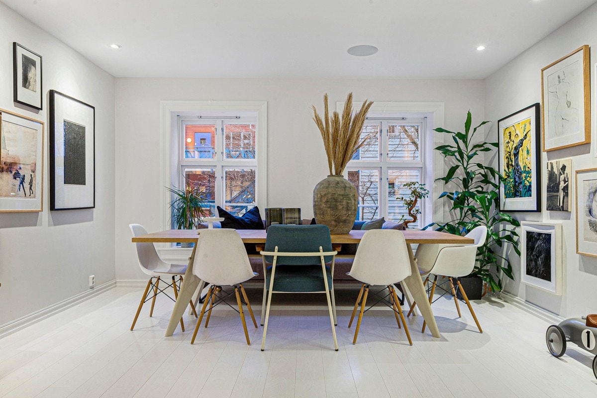 Spisestuen er særdeles hyggelig og man får plass til mange rundt spisebordet Galleribilde