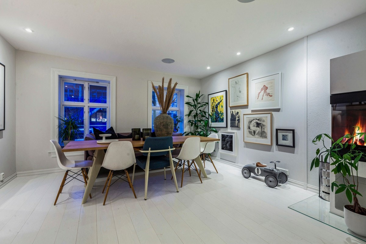 Opprinnelig er dette verneverdig trehus fra 1878 og noen detaljer i huset viser de opprinnelige treveggene Galleribilde