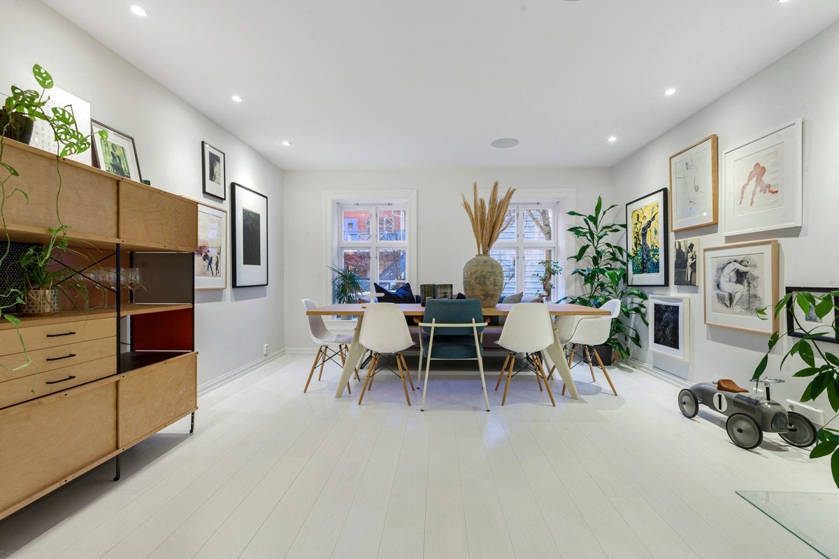 Det er lysmalte veggflater, downlights i himling og malt parkett på gulv med gulvvarme Galleribilde