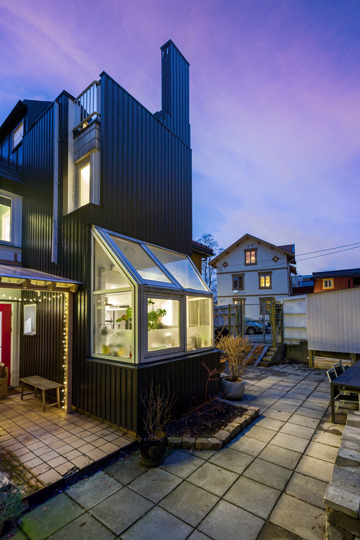 I 1986 ble huset bygget om til den fremtoningen som det har i dag. Bygget har nasjonal historie og er kjent som Kjell og Valborgs hjem i Olsenbanden filmene Galleribilde