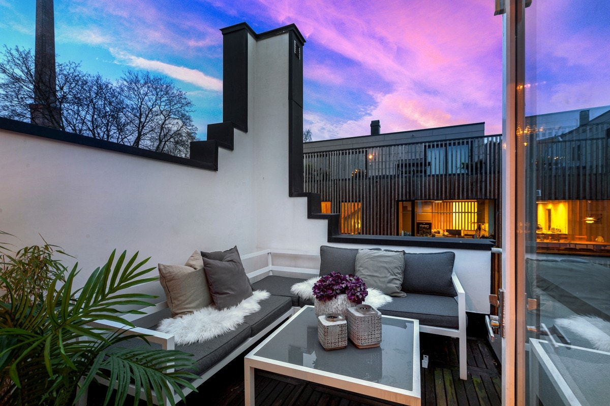 Terrassen med utgang fra gang på loftsplan er på ca. 7 kvm. Det er tremmer i tre på overflate og rekkverk i pusset og malt mur med toppbeslag Galleribilde