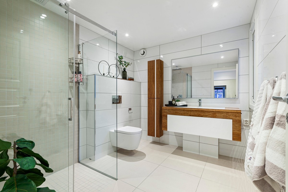 Boligen inneholder to delikate bad. Badet i 2.etasje og ble oppgradert i 2015 med blant annet nye fliser. Galleribilde