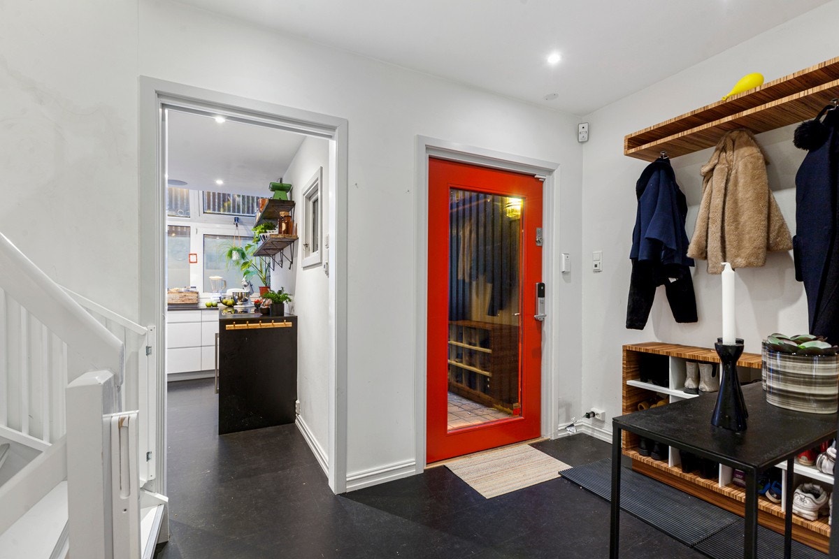 Romslig entré med god plass til sko og yttertøy. Veggene er lysmalte, det er vinylbelegg på gulv med gulvvarme og downlights i himling Galleribilde