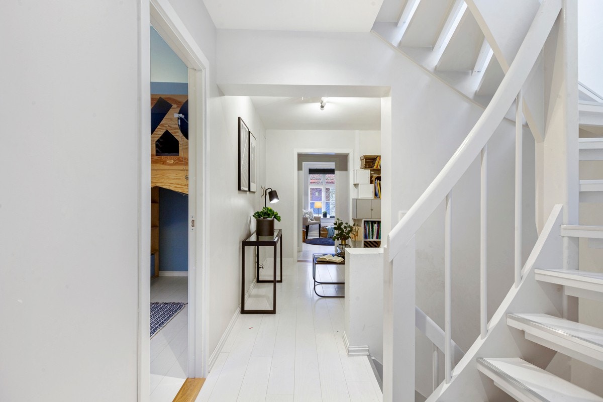 2.etasjen består i dag av en forstue, 3 soverom og baderom Galleribilde