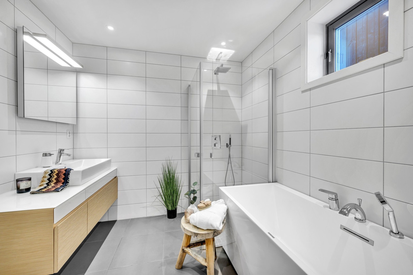 Boligen har 3 stk. baderom i god størrelse fordelt på alle etasjene. Galleribilde