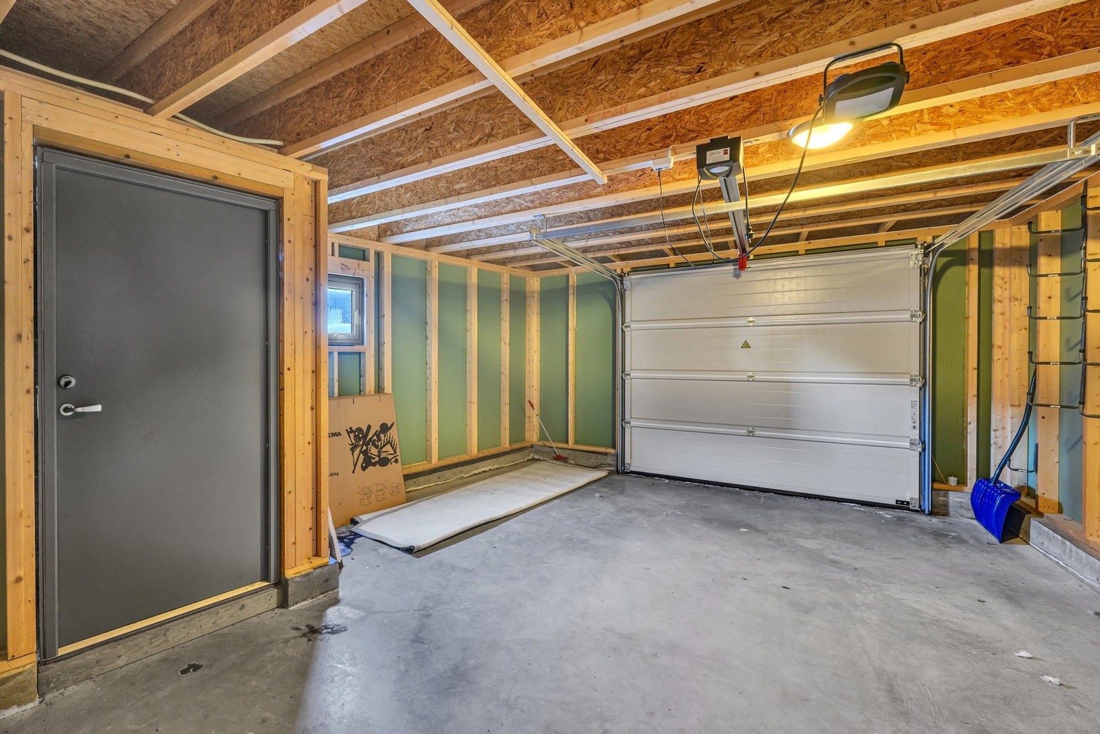 Stor garasje på ca. 25 kvm med gode oppbevaringsmuligheter. Galleribilde