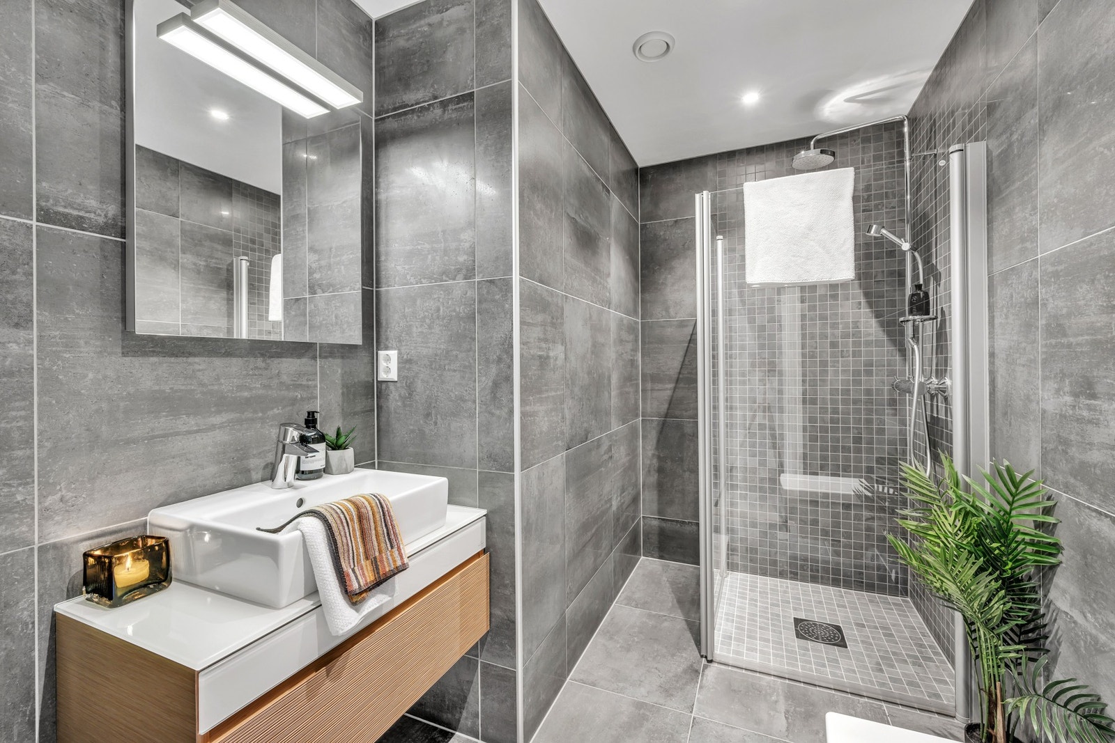 Baderom på 4,3 kvm med fine flisvalg og stor dusjsone. Galleribilde