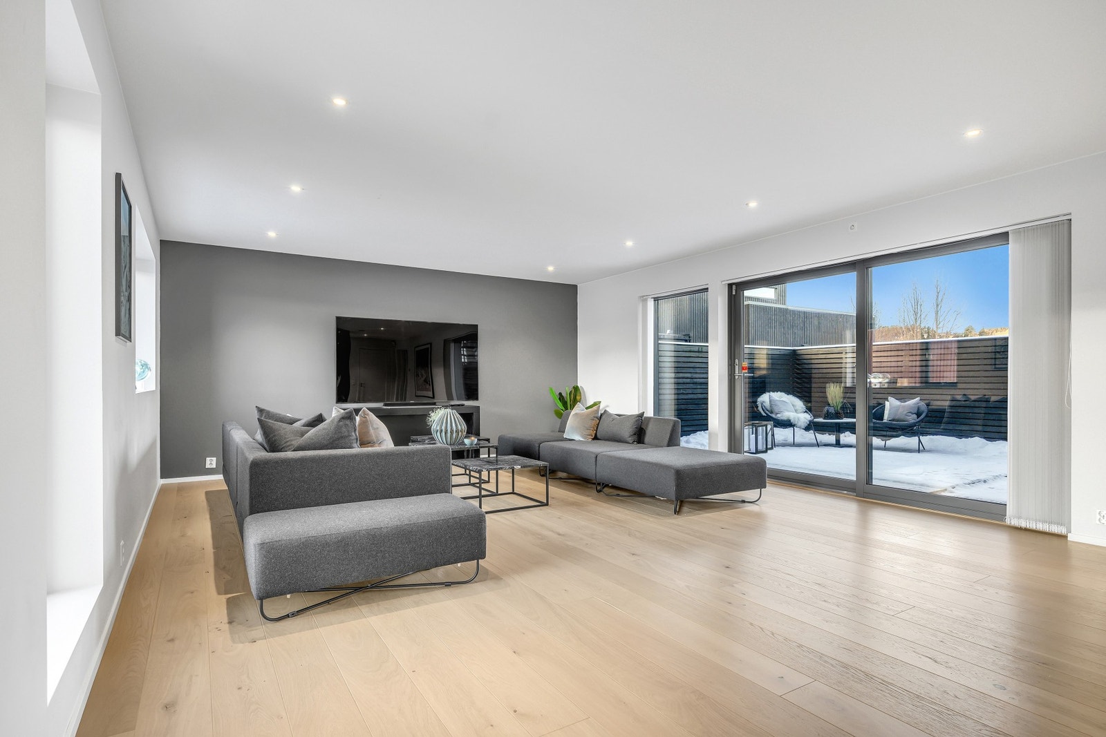 Stilig stue/spisestue på 46,5 kvadratmeter som er lett å innrede med flere, store sittegrupper. Galleribilde