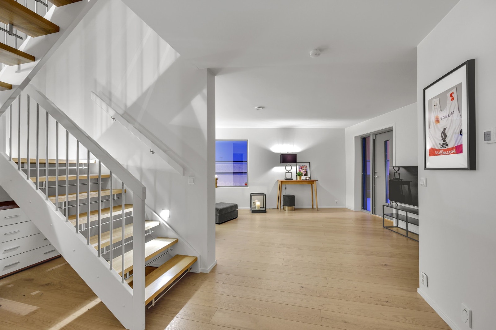 Sokkeletasjen består av en koselig kjellerstue, hjemmekino, baderom og soverom. Galleribilde