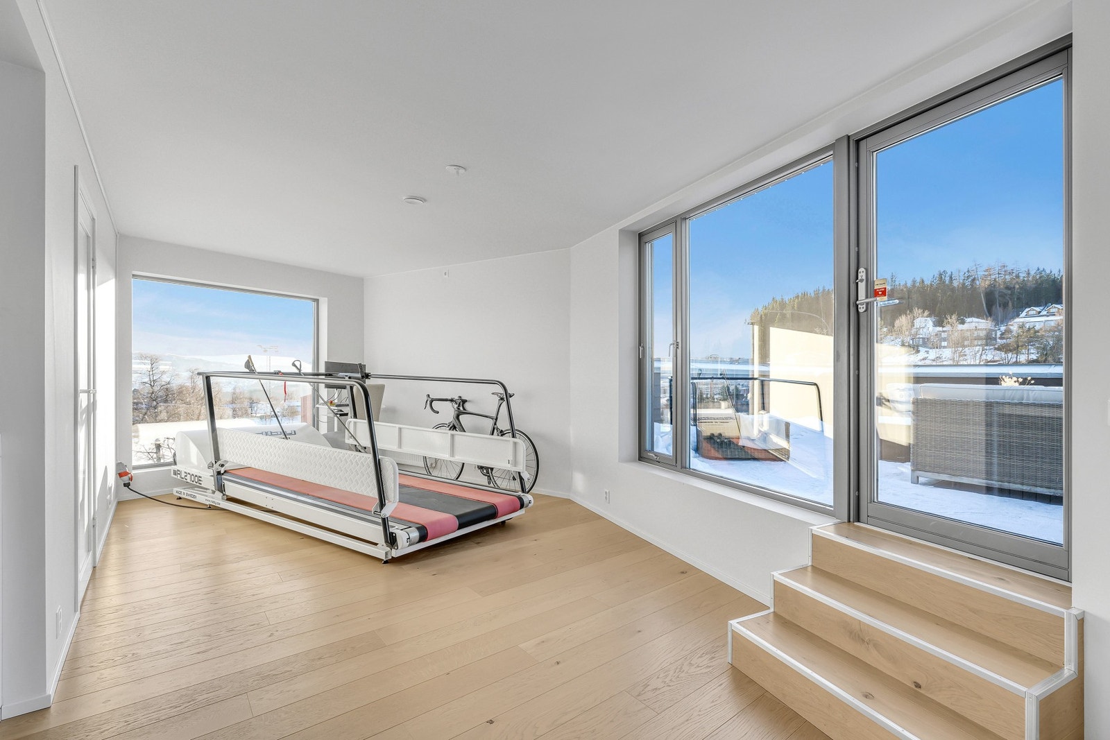 Boligen har 3 stuer som kan innredes etter behov, hvor toppetasjen har tilgang til både soverom, bad, badstue og takterrasse. Galleribilde