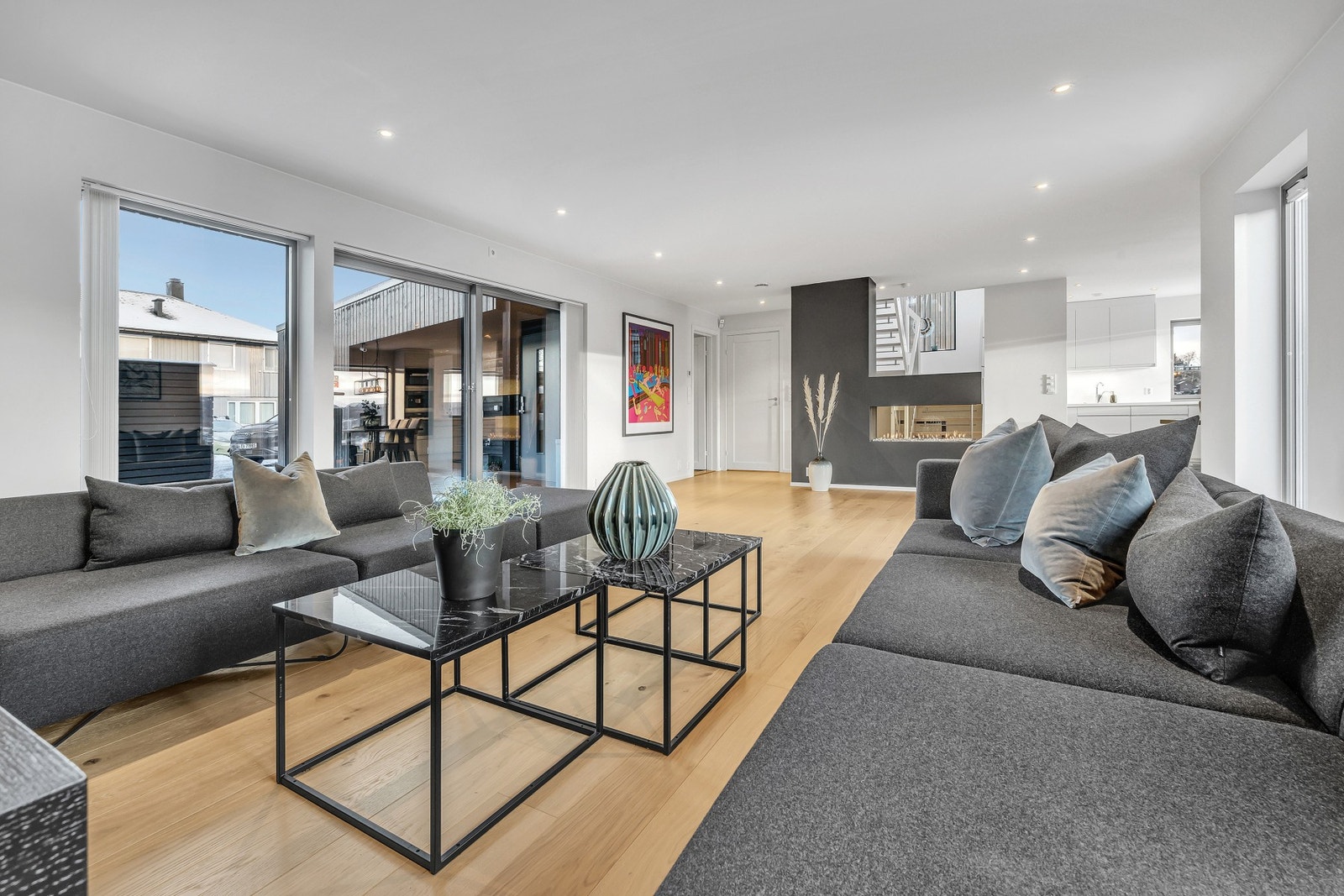 Downlights i tak, eksklusiv gasspeis fra Faber og 1-stavs parkett, gir stuen et eksklusivt inntrykk. Galleribilde