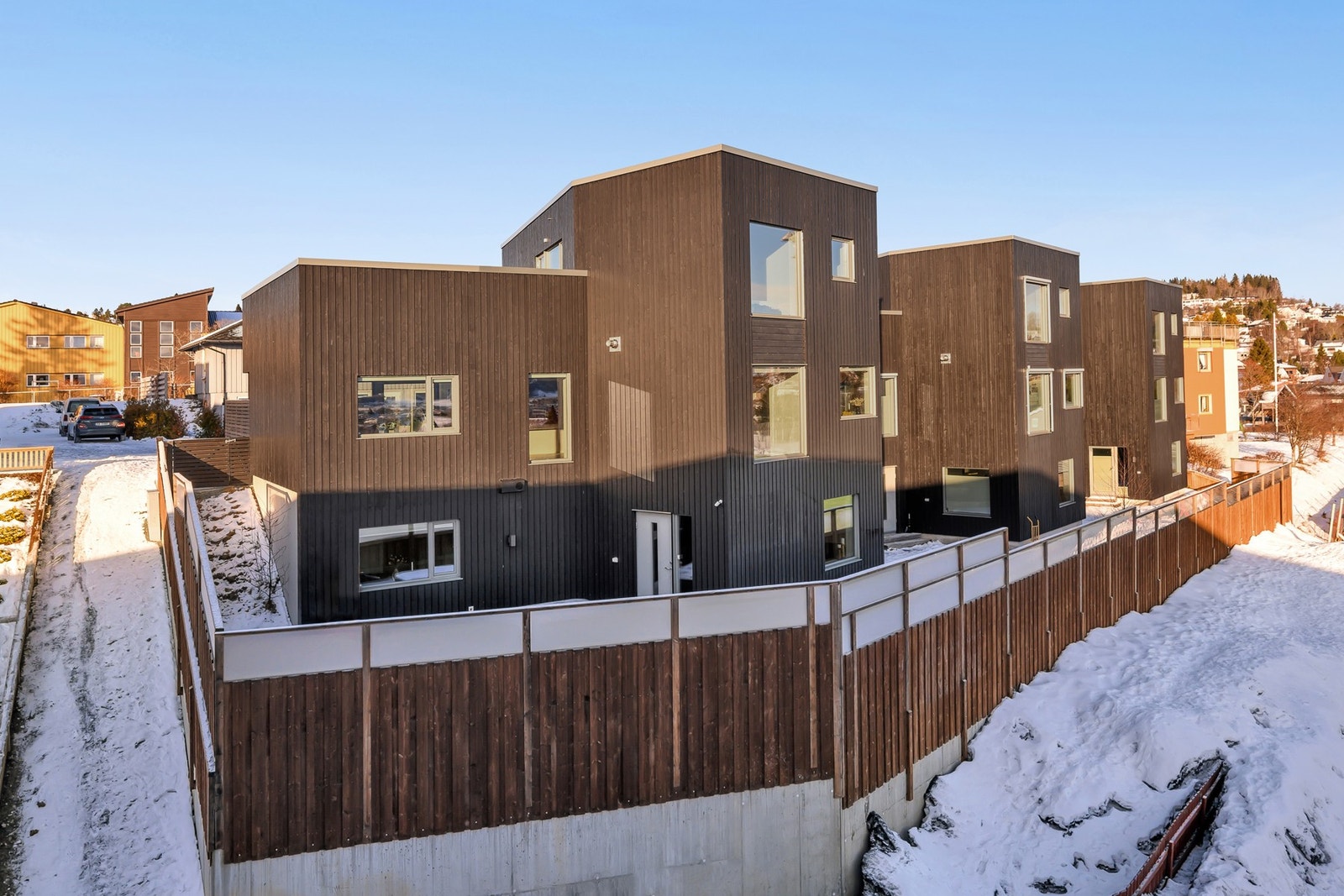 Her har man muligheten til å få en innholdsrik familiebolig med store oppholdsrom, tre bad, eget vaskerom og stor garasje. Galleribilde