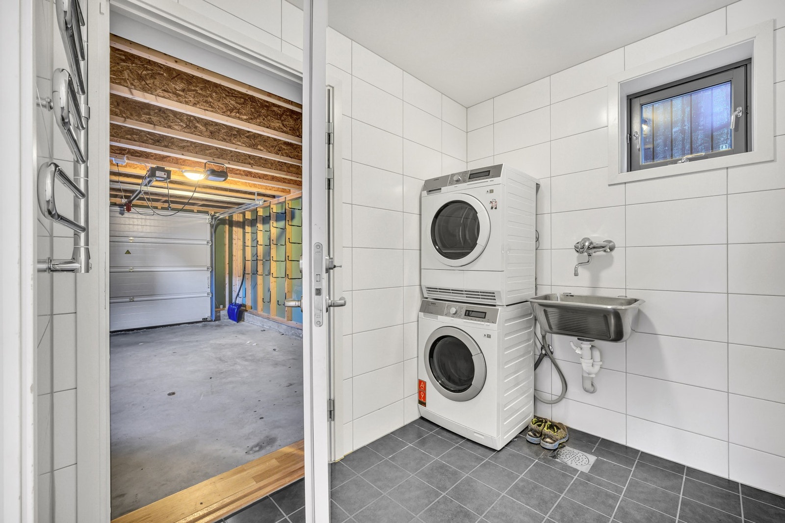 Praktisk vaskerom med direkte tilgang fra både entrè og garasje. Galleribilde