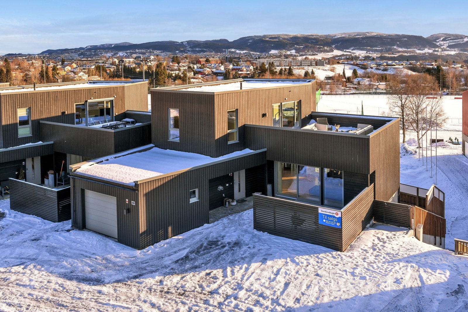 Boligen har egen garasje samt flere oppstillingsplasser på egen tomt. Galleribilde