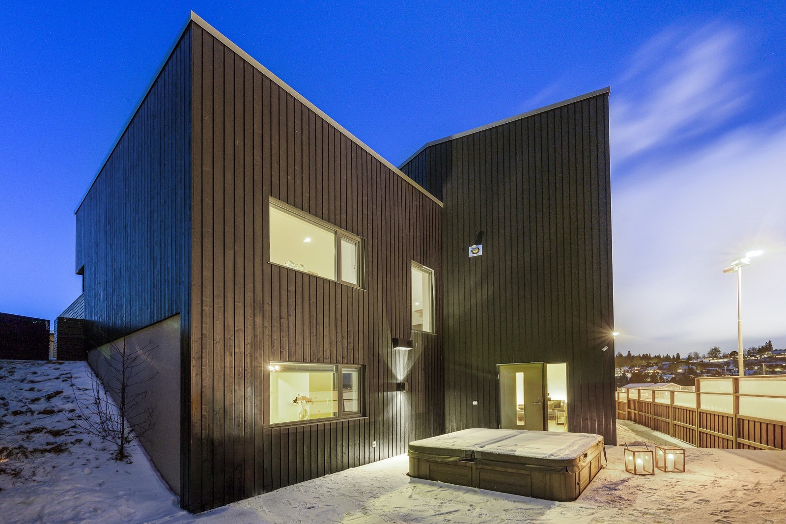 Terrassen på bakkeplan er på hele 46 kvm og har en stor jacuzzi som er etablert på uteplassen. Galleribilde