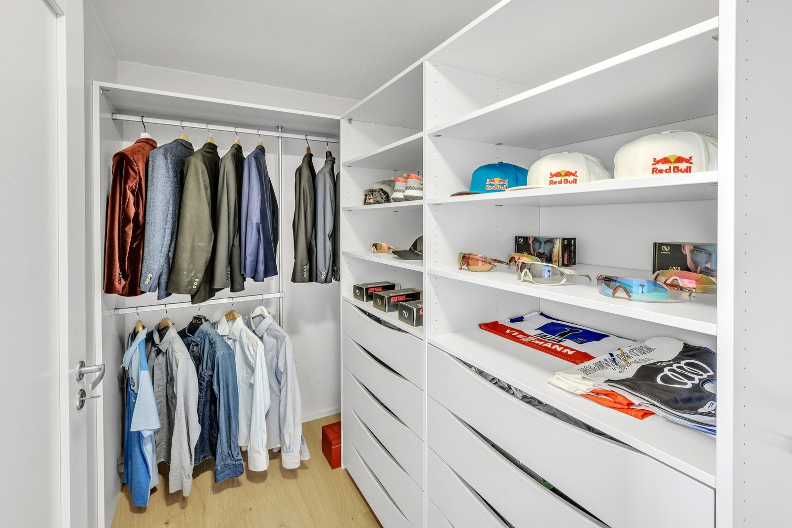 Walk-in garderobe fra hovedsoverom. Galleribilde