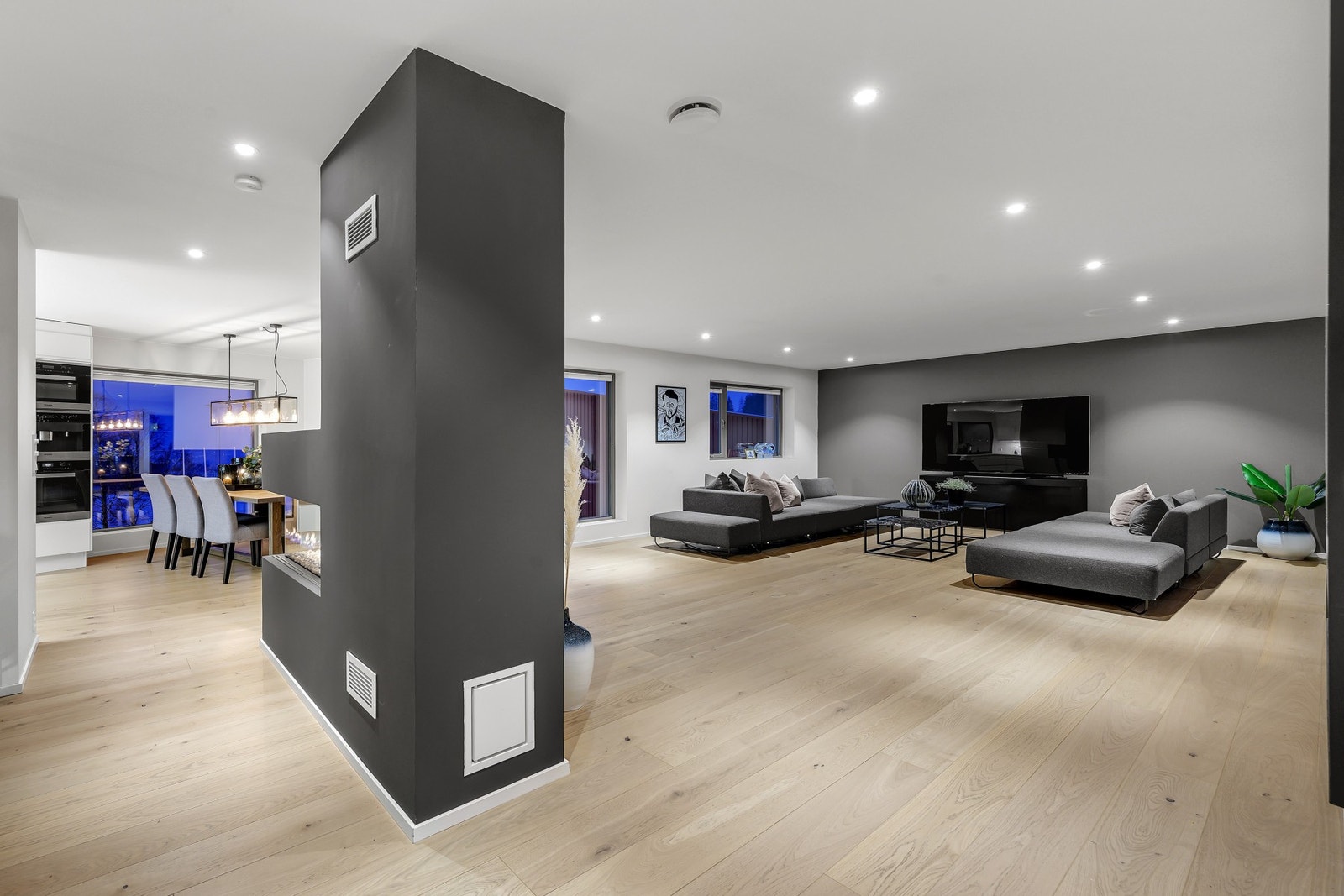 Det er gjort flere eksklusive tilvalg med bl.a. vannbåren gulvvarme, 1-stavs parkett type Kährs, gasspeis fra Faber og flere påkostede materialvalg Galleribilde