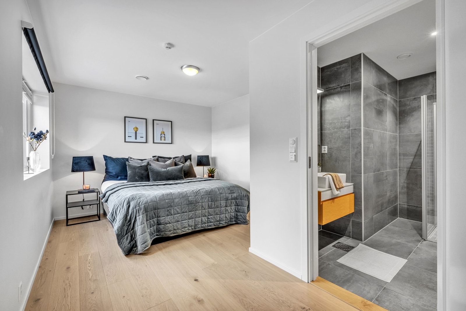 Hovedsoverom på 13,3 kvm med direkte tilgang til baderom og walk-in garderobe. Galleribilde