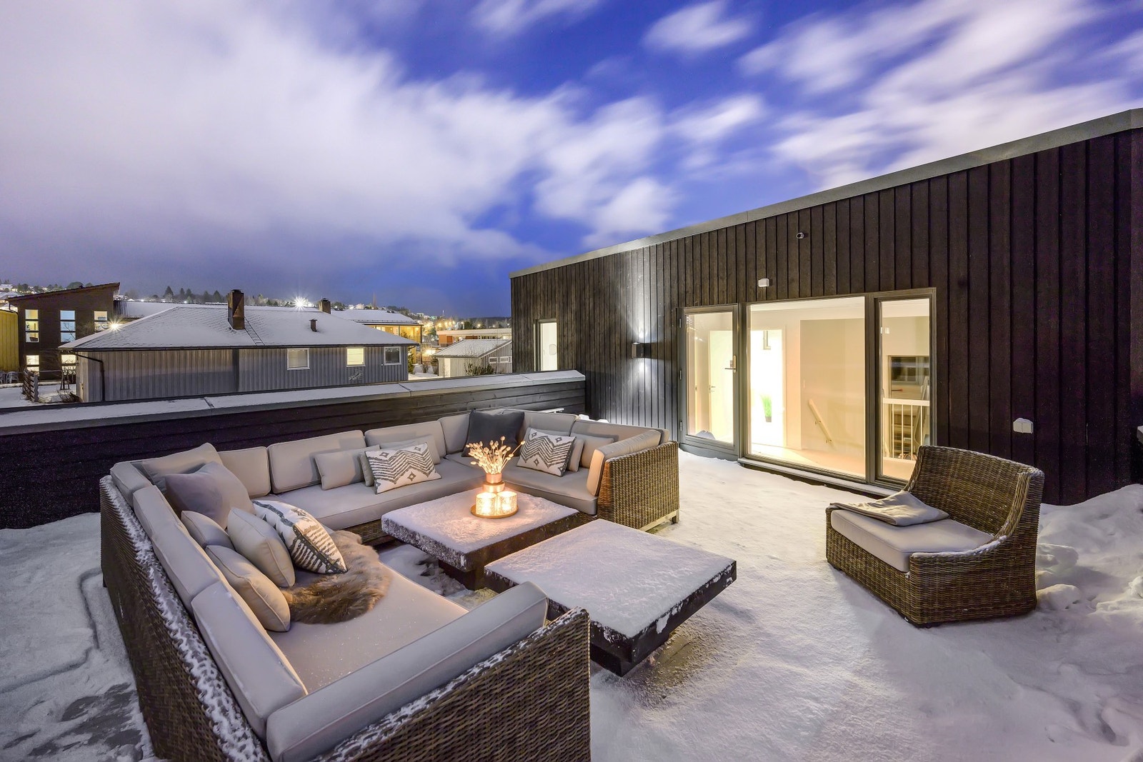 Boligen har 3 stk uteplasser inkludert en fantastisk takterrasse på 36,5 kvm. Galleribilde