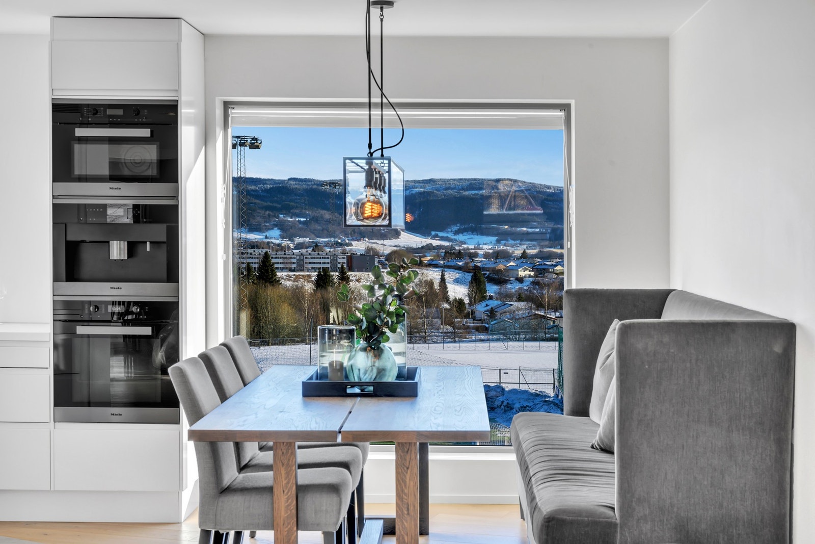 God plass til stor spiseseksjon ved kjøkkenvinduet med flott utsikt. Galleribilde