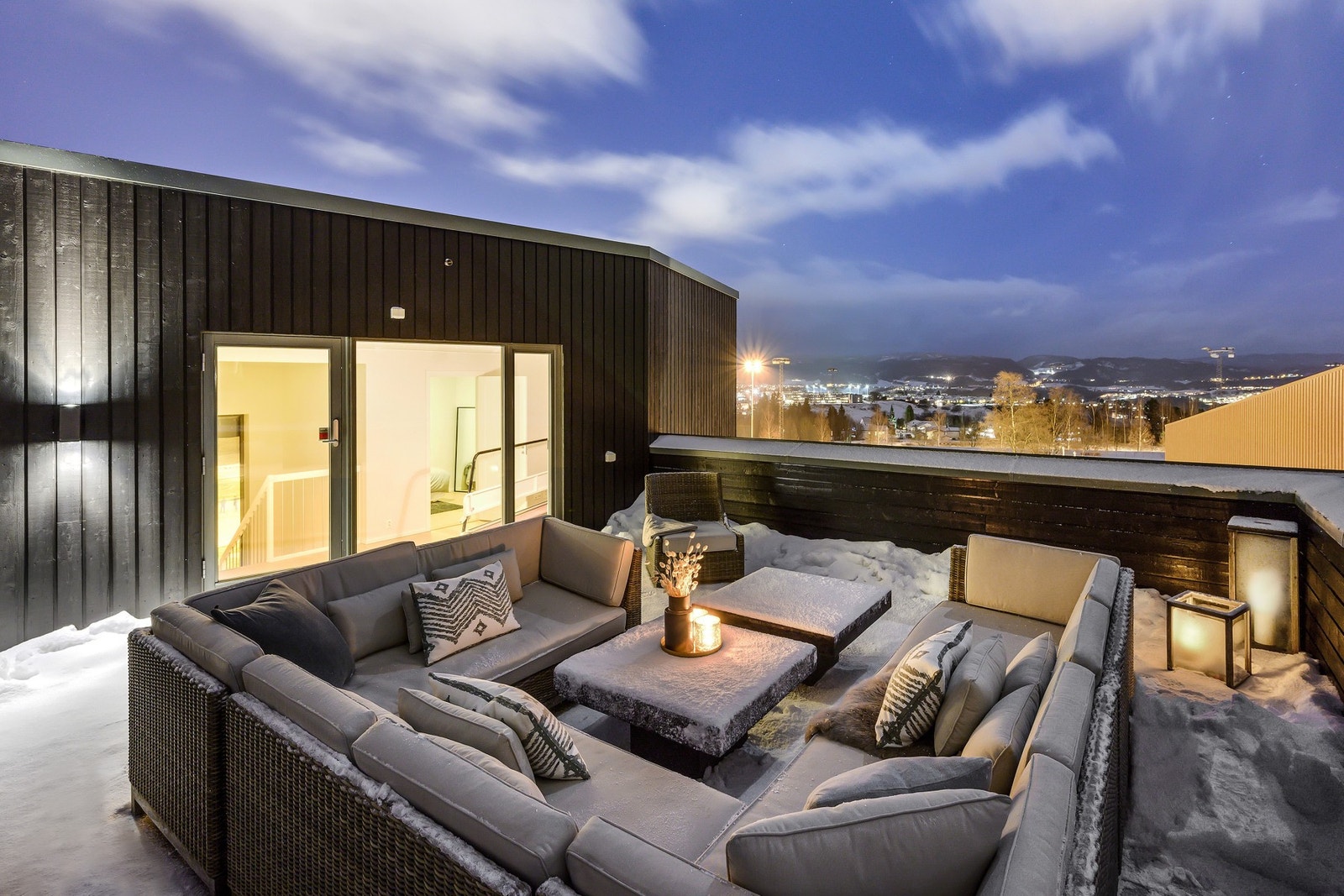 Funkisboligen i Olaf Bulls veg 60 er fra 2014 og har et bruksareal på 251 kvm med store oppholdsrom og flere uteplasser. Galleribilde