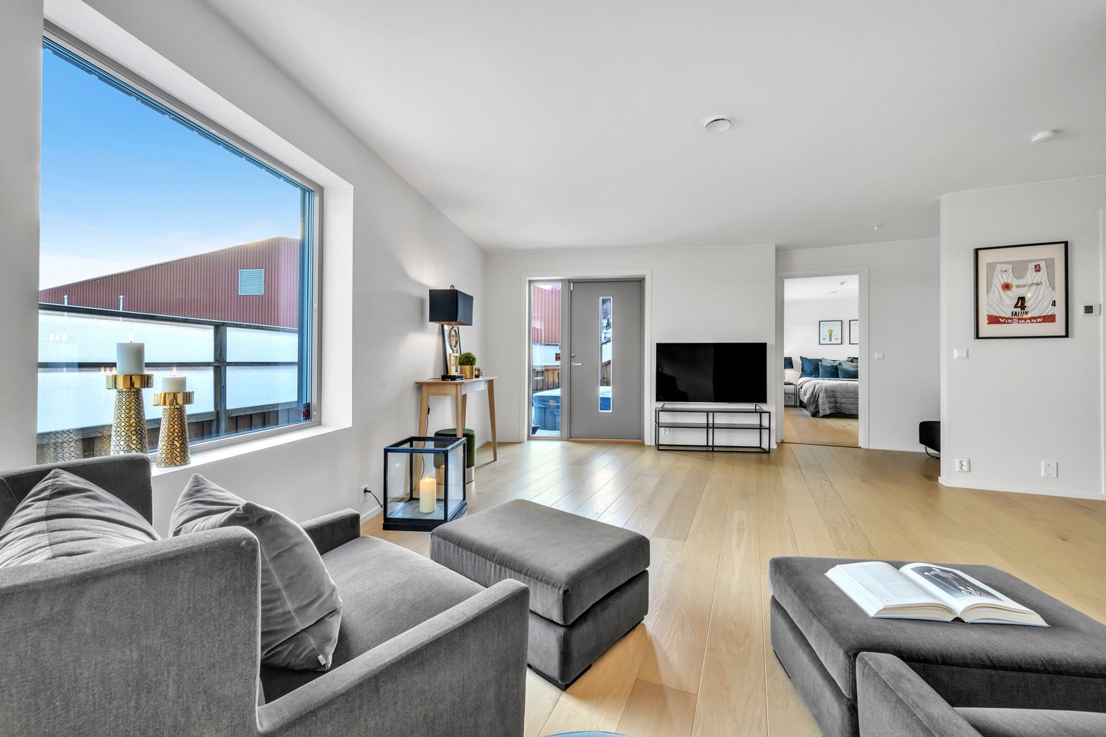 Egen inngang fra sokkeletasjen med tilgang til stor markterrasse. Galleribilde