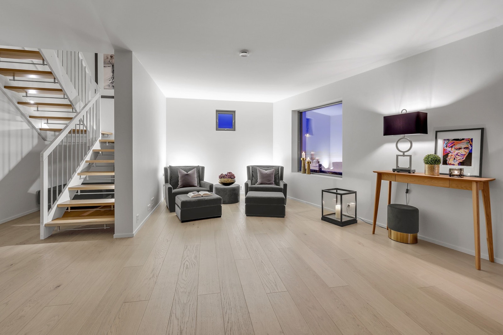 Innholdsrik kjellerstue på 32 kvm som er lett å innrede med flere sittegrupper. Galleribilde