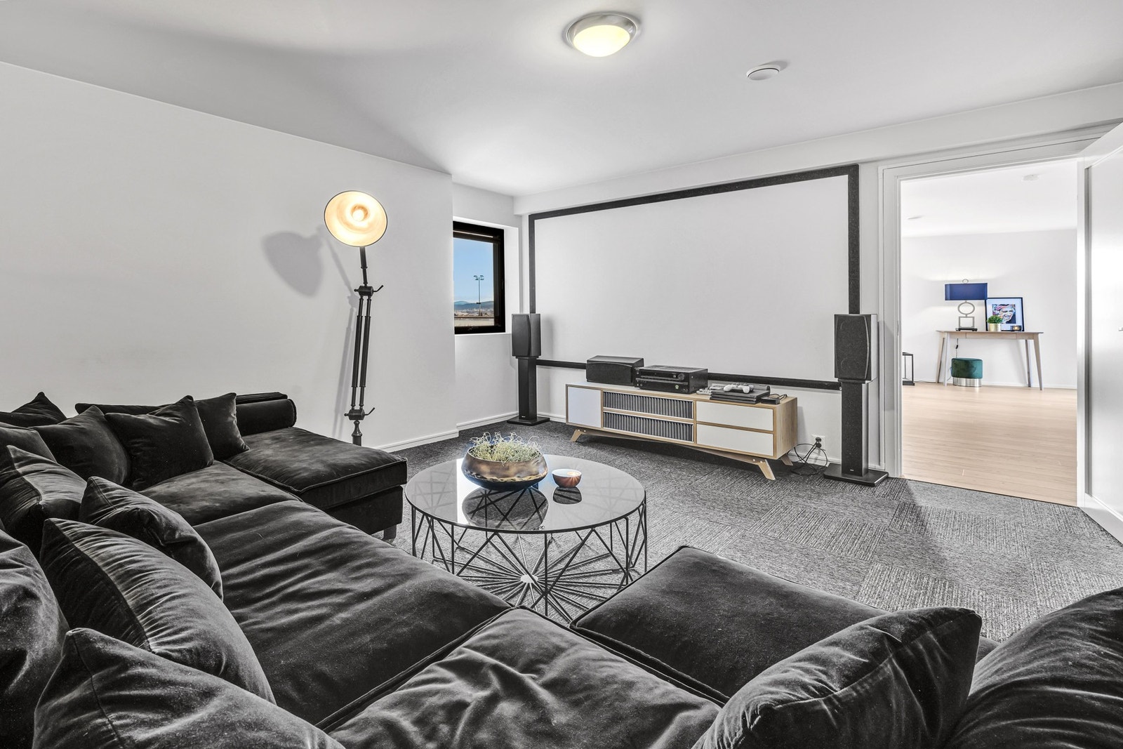 Stort rom på 19,6 kvm som er innredet med hjemmekino. Galleribilde