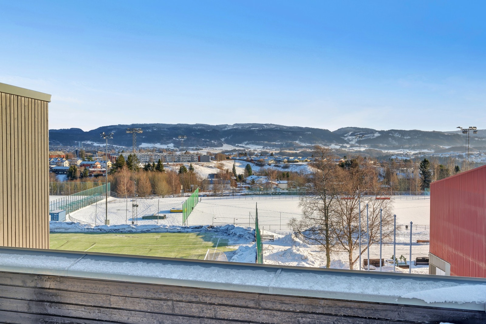 Her kan man nyte varme dager i sommerhalvåret med flott utsikt. Galleribilde