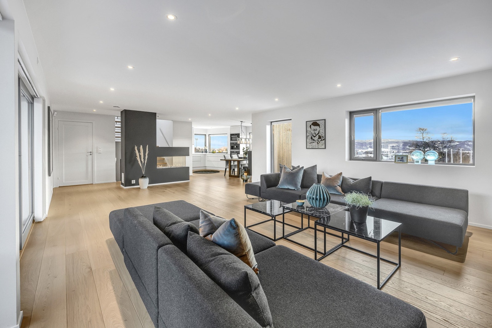 Naturlig skille mellom stue og kjøkken gir flere soner i boligen. Galleribilde