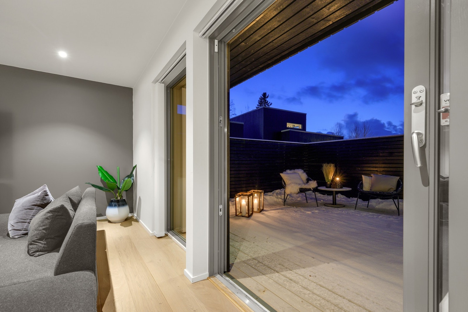 Fra stuen har man direkte utgang til stor markterrasse. Galleribilde