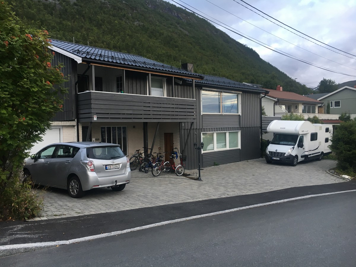 Privat bilde med steinlagt innkjørsel