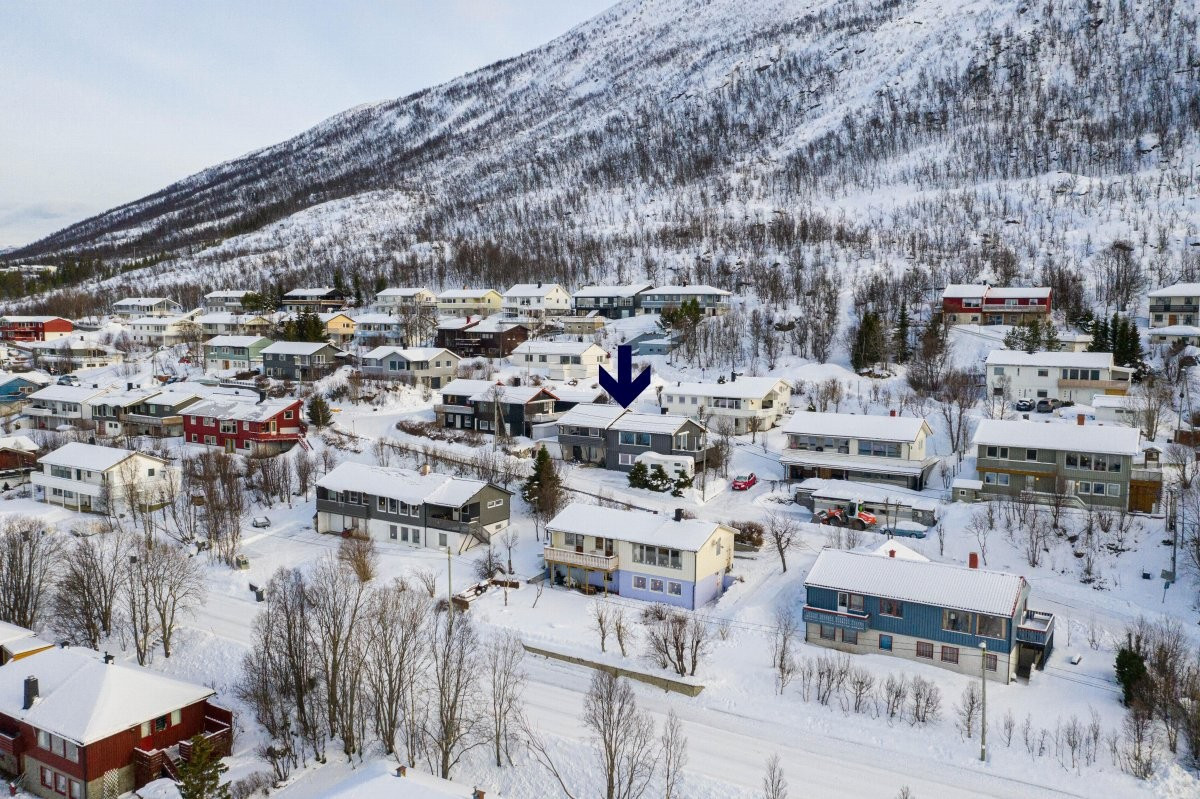 Øvre Tomasjord Vel, har bygget en flott gapahuk i akebakken, like sør for Saturnvegen og denne er lyssatt, samt egen lekeplass innerst i Saturnvegen